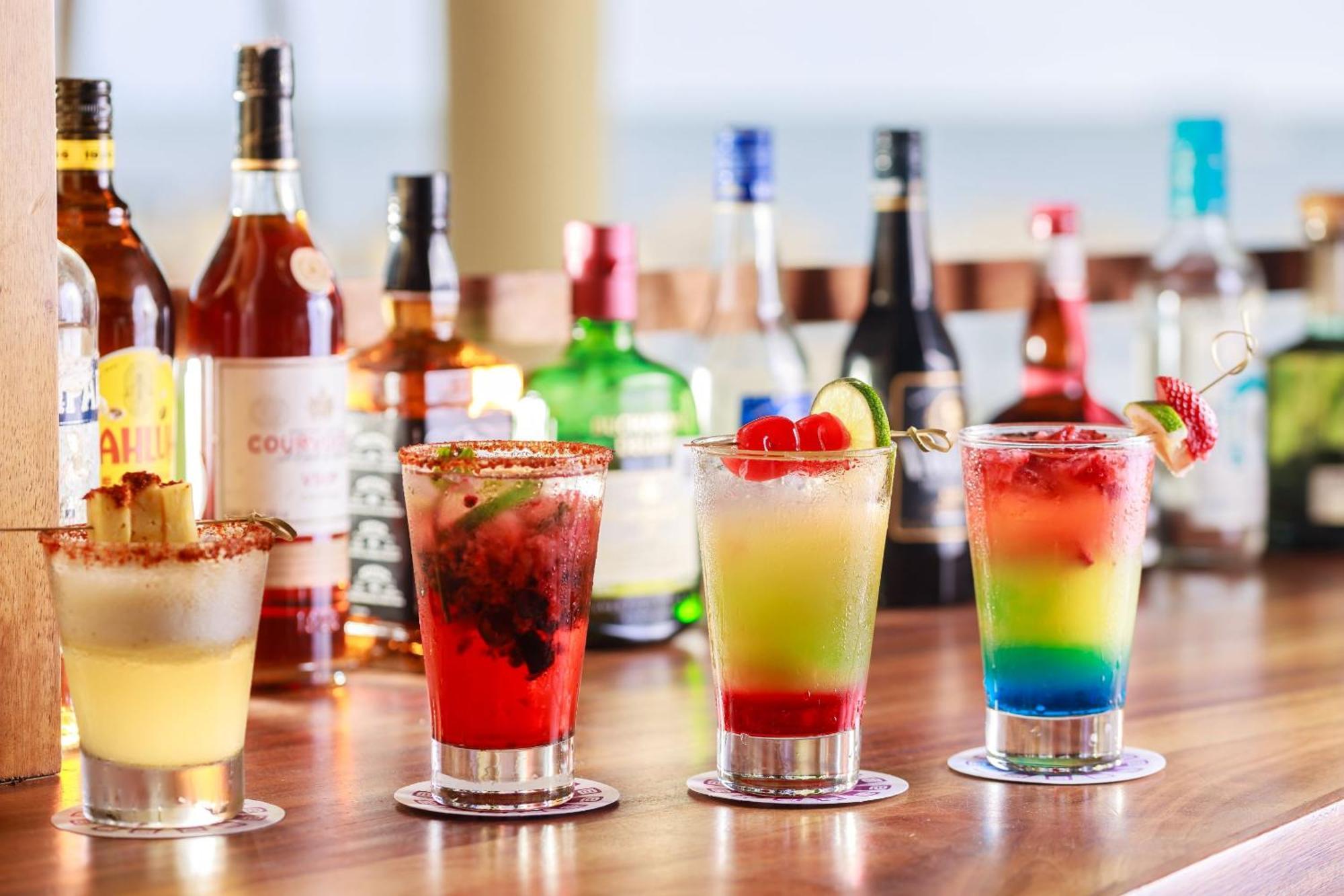 Camino Real Veracruz Dış mekan fotoğraf A selection of cocktails