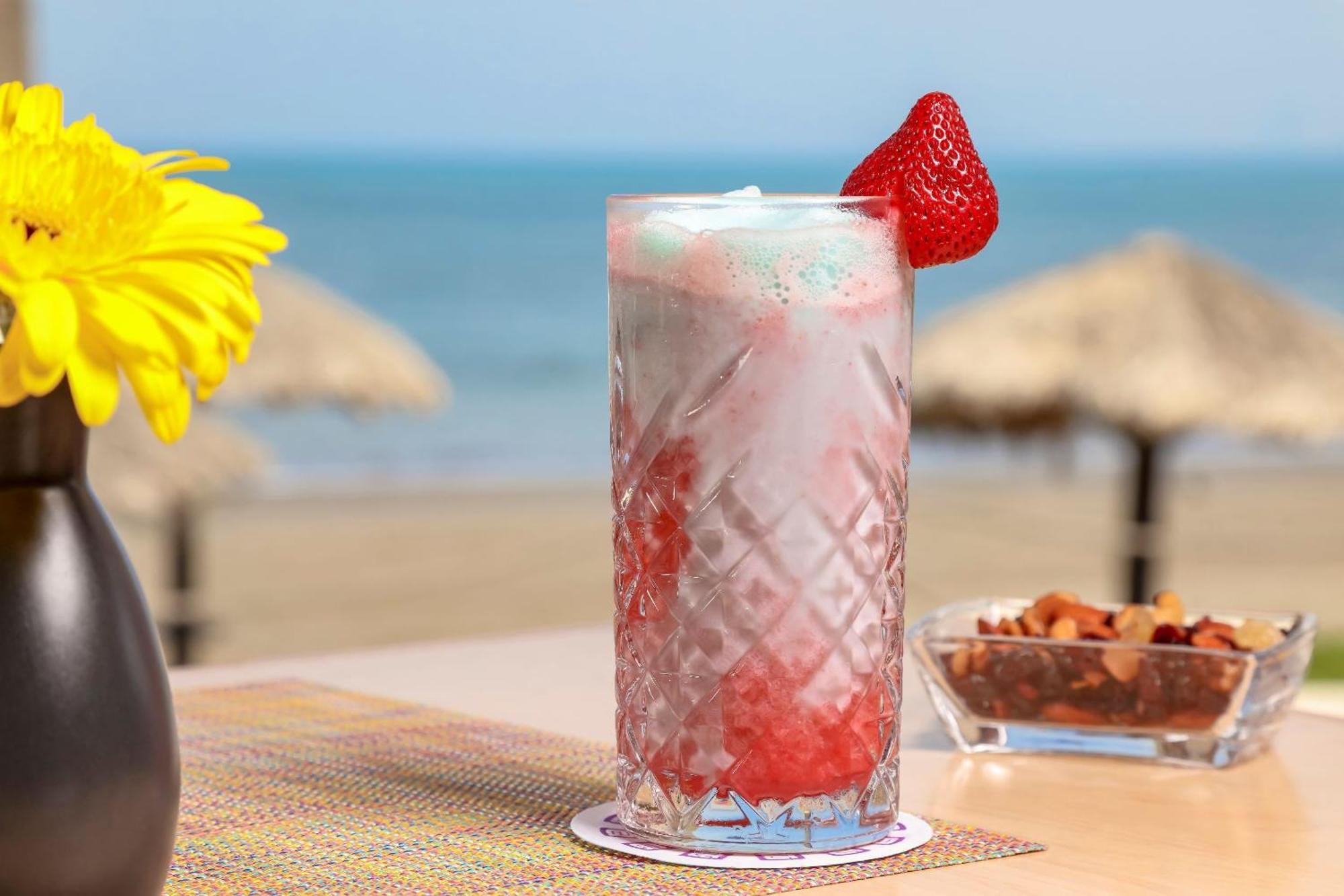 Camino Real Veracruz Dış mekan fotoğraf A strawberry and lime Italian soda